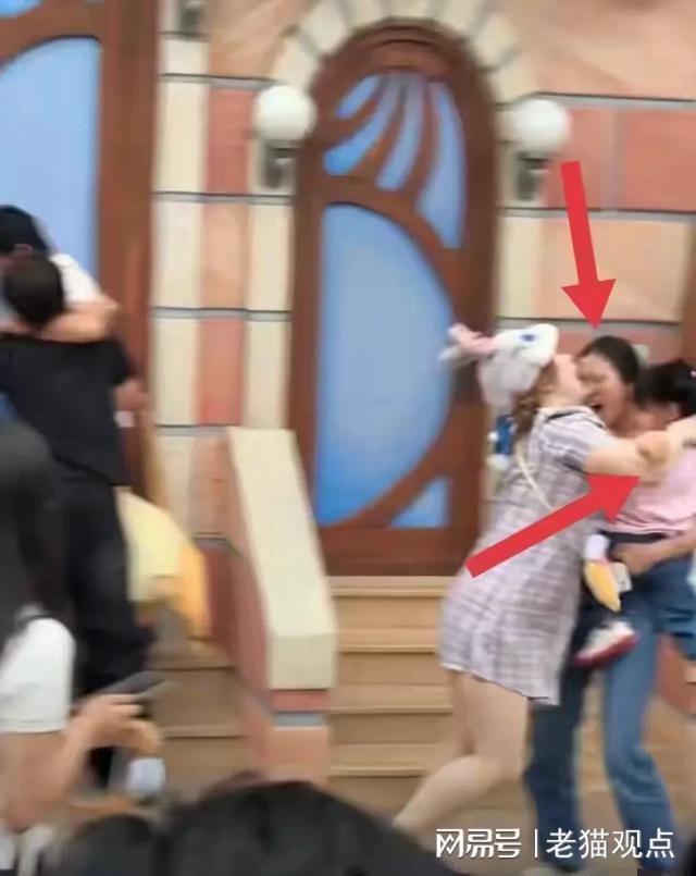 反转！上海迪士尼两家人打架孩子爸挥拳开打目击者曝争执原因(图3)