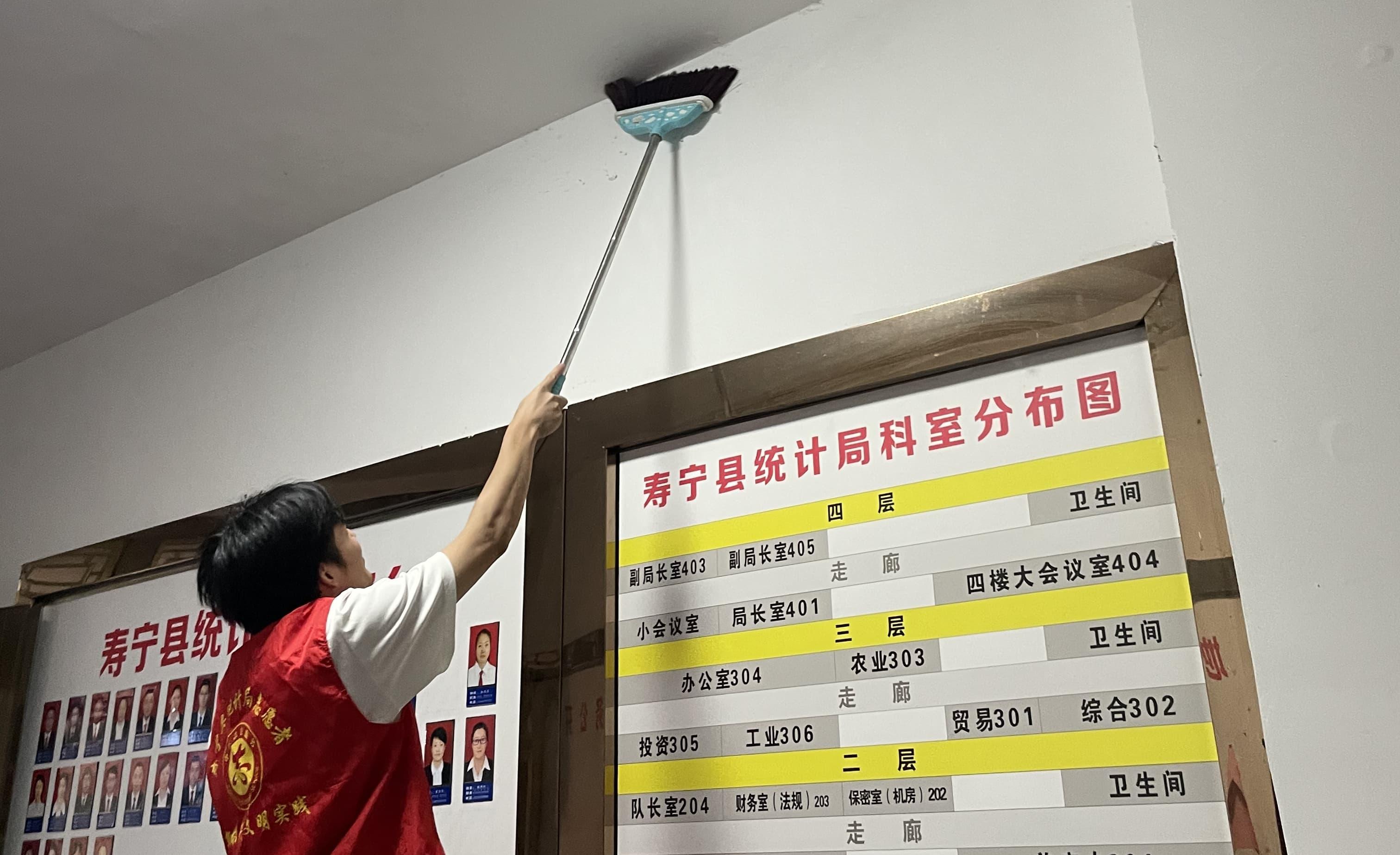 县统计局开展“清除蜘蛛网 办公环境更整洁”主题活动(图2)