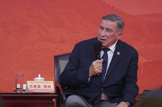 阅兵倒计时丨记者见面会上湖北日报记者提问美中航空遗产基金会主席(图2)
