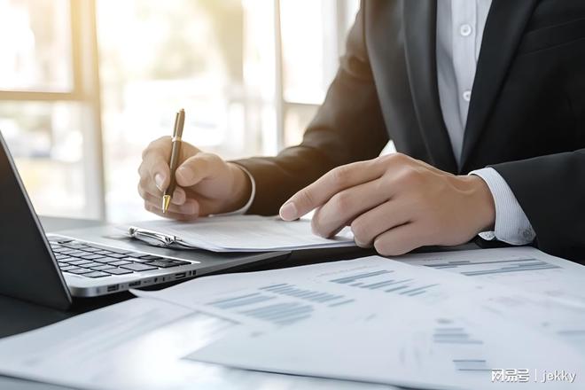 如何低成本高效办公？AI+OA系统定制让审批CRM与数据分析更智能(图1)